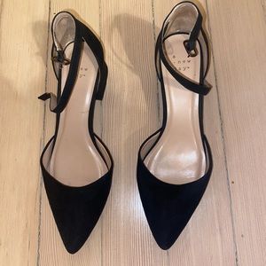 Pointed toe black heel